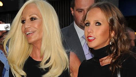 figlia donatella versace rinuncia|Allegra Versace, chi è la figlia di Donatella e nipote di Gianni.